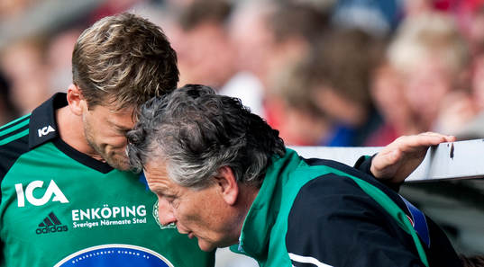 Jesper Blomqvist, tränare, pratar med Bo Petersson,
