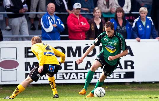 Emil Oremo, Enköping dribblar av David Rehn, Mjällby