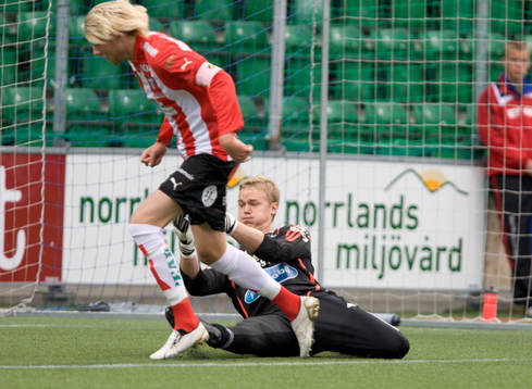 Ola Toivonen, Malmö, fälls av Andreas Lindberg, målvakt