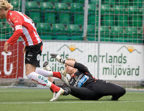 Ola Toivonen, Malmö, fälls av Andreas Lindberg, målvakt