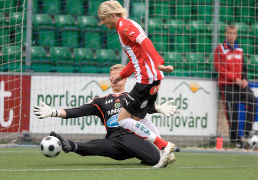 Ola Toivonen, Malmö, fälls av Andreas Lindberg, målvakt
