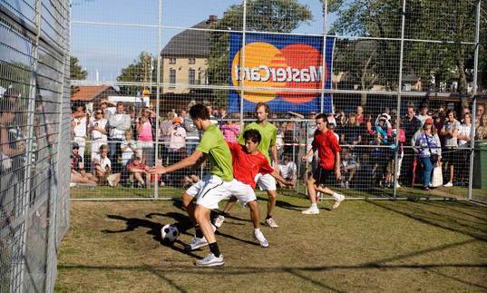 Cageboll, fotboll i bur