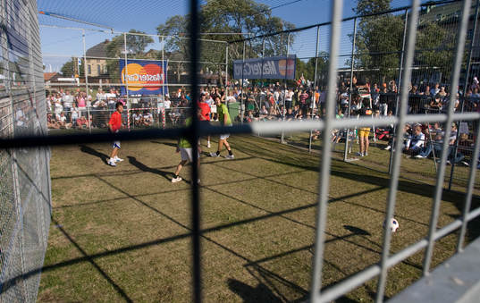 Cageboll, fotboll i bur