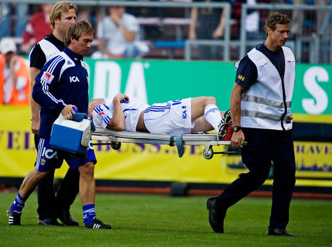 Pontus Wernbloom, IFK Göteborg, bärs ut på bår