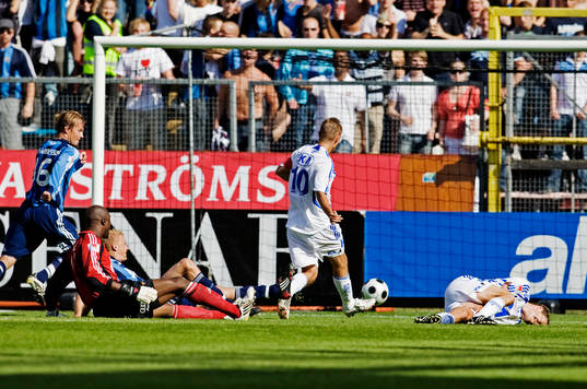 Niclas Alexandersson, Göteborg, gör 1-1 samtidigt som