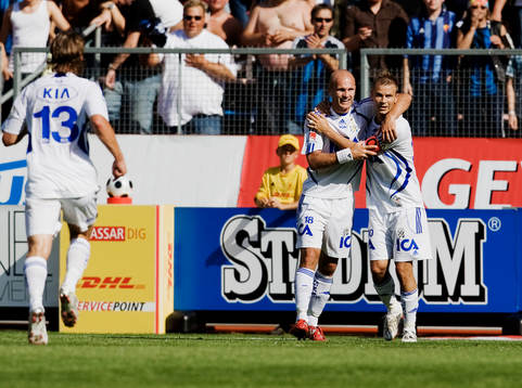 Jonas Wallerstedt, IFK Göteborg, gratulerar Niclas