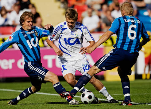 Pontus Wernbloom, Göteborg, tar sig genom försvaret