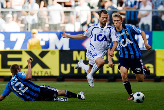 Hjalmar Jonsson, Göteborg, tar sig förbi Mattias Jonson