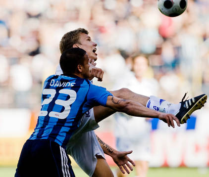 Lance Davids, Djurgården, försöker ta bollen av Pontus