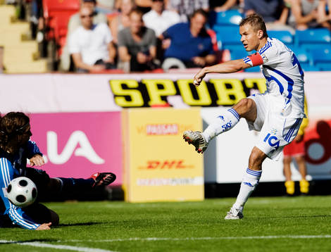 Niclas Alexandersson, Göteborg, skjuter på mål