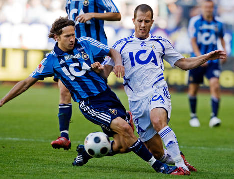 Andrej Komac, Djurgården, i kamp om bollen med Tobias