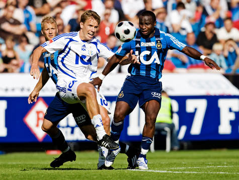 Pontus Wernbloom, Göteborg, i kamp om bollen med Prince