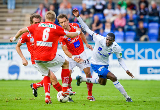 Russell Mwafulirwa, Norrköping, trycks undan av Kalmars