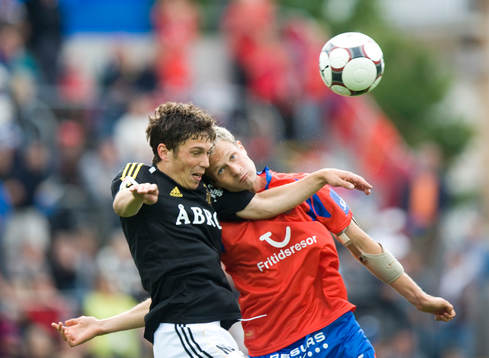 Målskytten Miran Burgic nickduellerar med debuterande