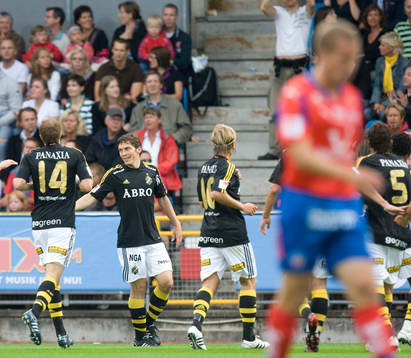 Målskytten Miran Burgic grattas till ledningsmålet