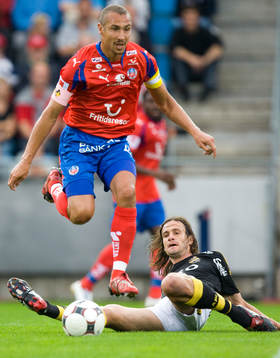 Henrik Larsson glider undan Ivan Obola tackling