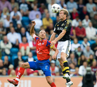 Per Karlsson nickar undan framför Henrik Larsson