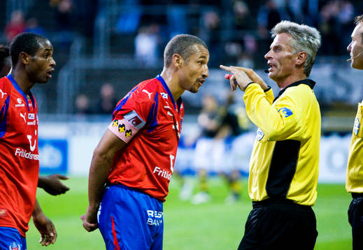 2-2, bortdömt för offside, men först dömde domare Peter