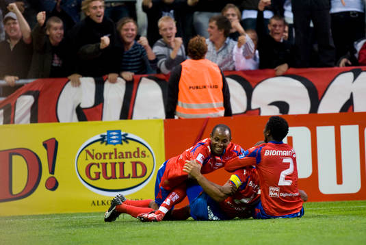2-1 Henrik Larsson jubel över drömmålet och grattas av
