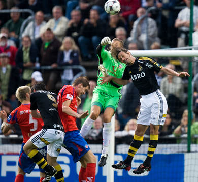 Daniel Andersson boxar undan framför Ivan Obola