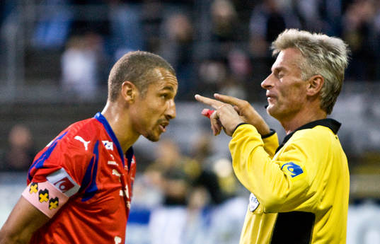 Henrik Larsson, oense med Peter Fröjdfeldt, domare, som