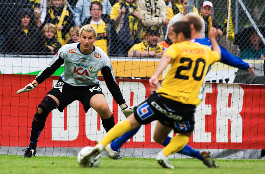 Emir Bajrami gör 0-1 på Magnus Bahne, målvakt