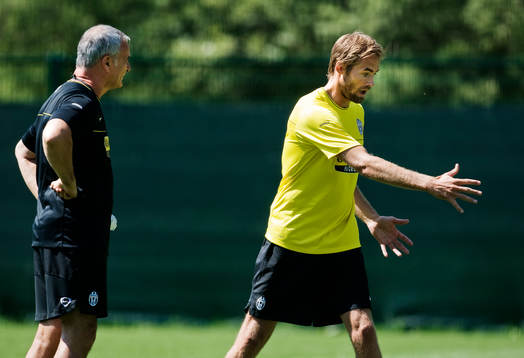 Olof Mellberg diskuterar med tränaren Claudio Ranieri