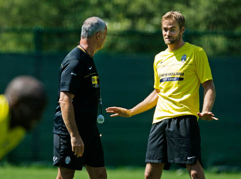 Olof Mellberg diskuterar med tränaren Claudio Ranieri