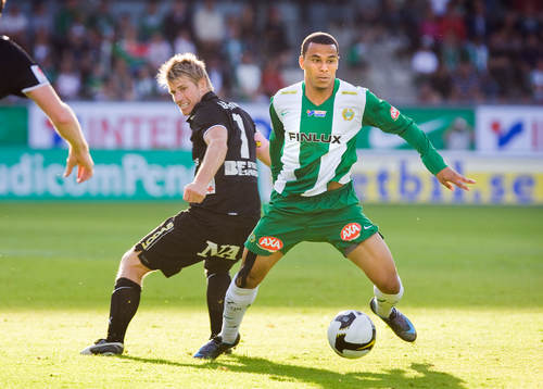 Charlie Davies, Hammarby, vänder bort Magnus Kihlberg,
