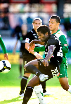 Samuel Wowoah, Örebro, och Charlie Davies, Hammarby