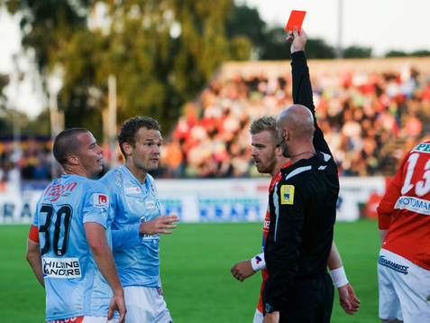 Jonatan Johansson får rött kort av domare Stefan