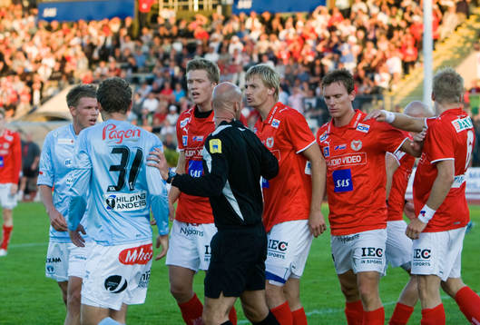 Jonatan Johansson fick rött kort av domare Stefan