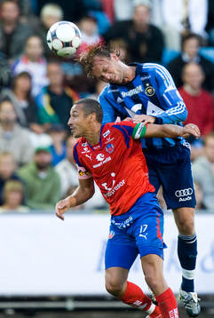 Markus Johannesson klättrar på  Henrik Larsson