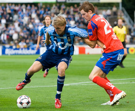 Marcus Nilsson tar hand om Johan Oremo