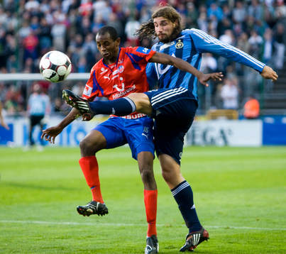 2-0 skytten René Makondele tas hårt av Jan Tauer