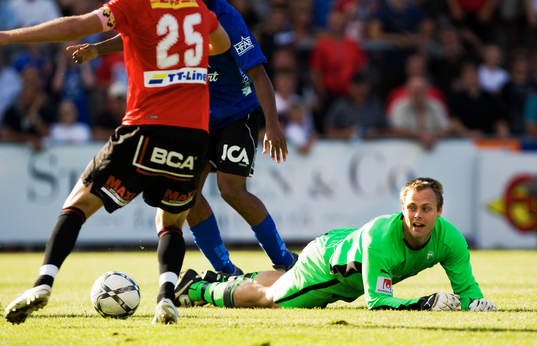 Fredrik Persson, målvakt räddas av Rasmus Bengtsson