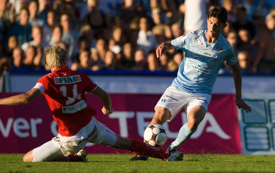 Agon Mehmeti, passerar Patrik Rosengren,  och slår in 3-2
