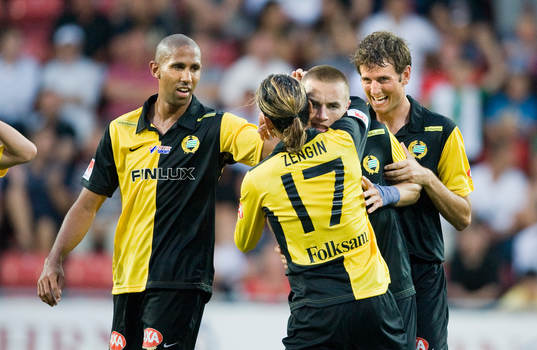 Nathan Paulse, Olof Guterstam, och Erkan Zengin, kramar om