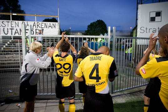 Tony Gustavsson, tränare, med spelare tackar Bajenfansen