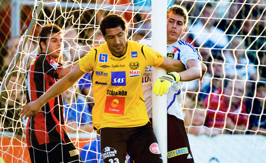 Juan Robledo fastnar i Kristoffer Nordfeldt, målvakt, nät