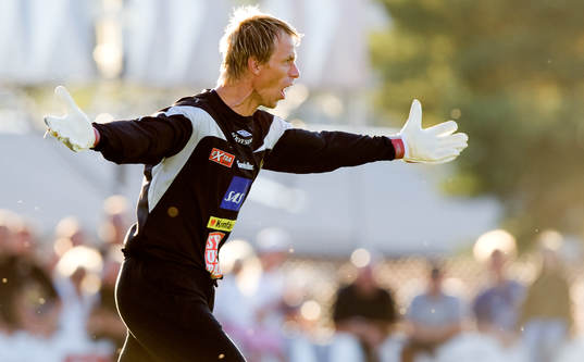 Mattias Asper, målvakt, protesterar mot domaren