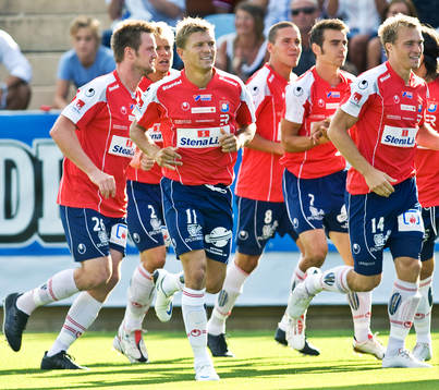 Tommy von Brömsen gör 1-0 till Örgryte. Jubel. Marcus