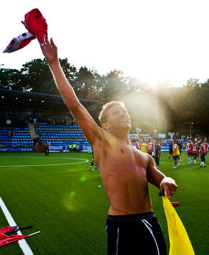 Marcus Allbäck, Örgryte, kastar tröjan till publiken