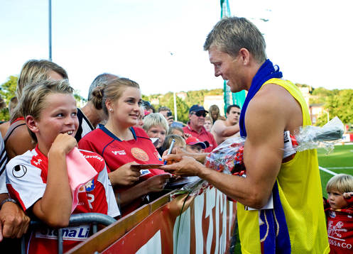 Marcus Allbäck, Örgryte, skriver autografer