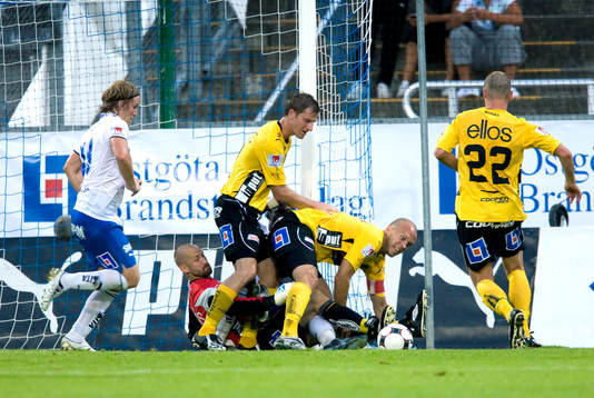 Grötigt framför Johan Wiland, målvakt, Elfsborg