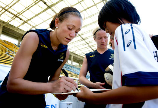 Therese Sjögran skriver autograf till japanska supporters