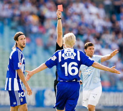 Mattias Bjärsmyr,  Göteborg, får rött kort