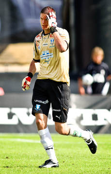 Jonas Sandqvist, målvakt, Malmö, blöder