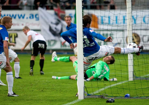 Mattias Nylund, försöker ta ut bollen, Trelleborg