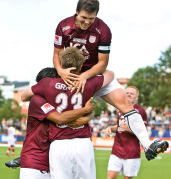 Mattias Gravem gör 1-0 till Qviding. Hannes Stiller